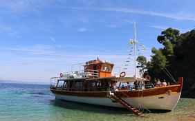 Im Sommer ist die Boots-Tour ein beliebtes Highlight (Entgelt)